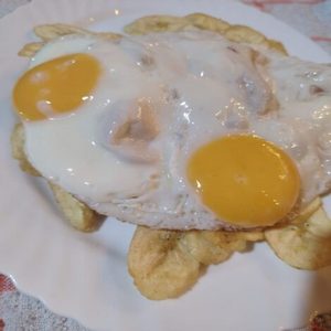 Chifles con huevo